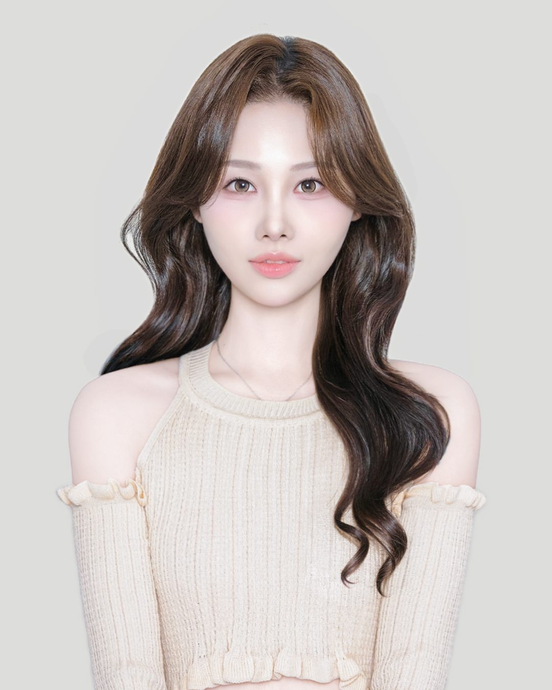 긴 웨이브 헤어와 맑은 피부 표현을 한 모델