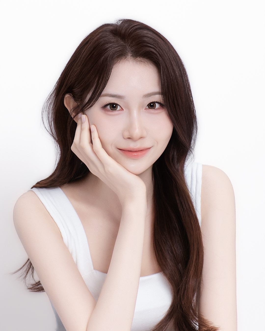 화사한 내추럴 메이크업과 긴 웨이브 헤어를 한 모델