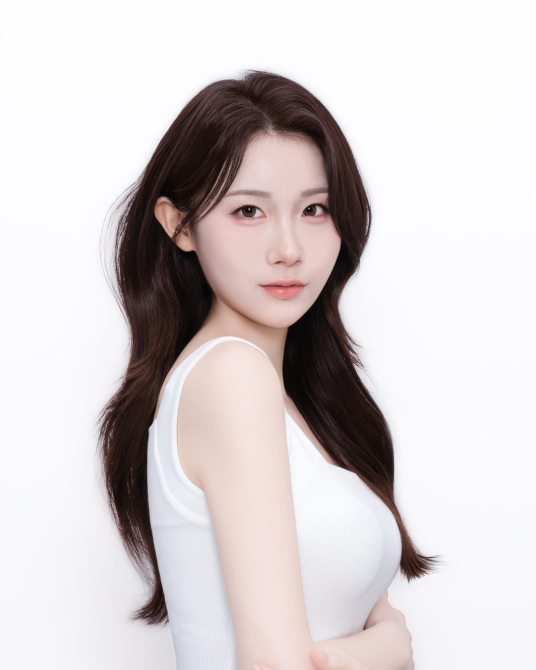 윤기 나는 다크 브라운 헤어와 정돈한 눈매의 측면 컷