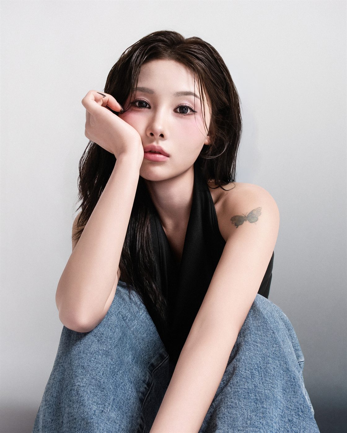 스모키 눈매와 정돈한 헤어를 한 모델의 촬영 컷