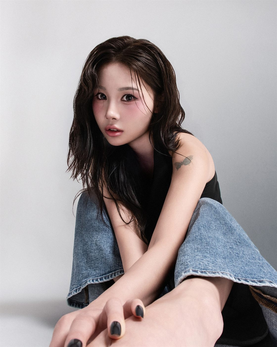 젖은 듯한 웨이브 헤어와 붉은 블러셔를 강조한 모델