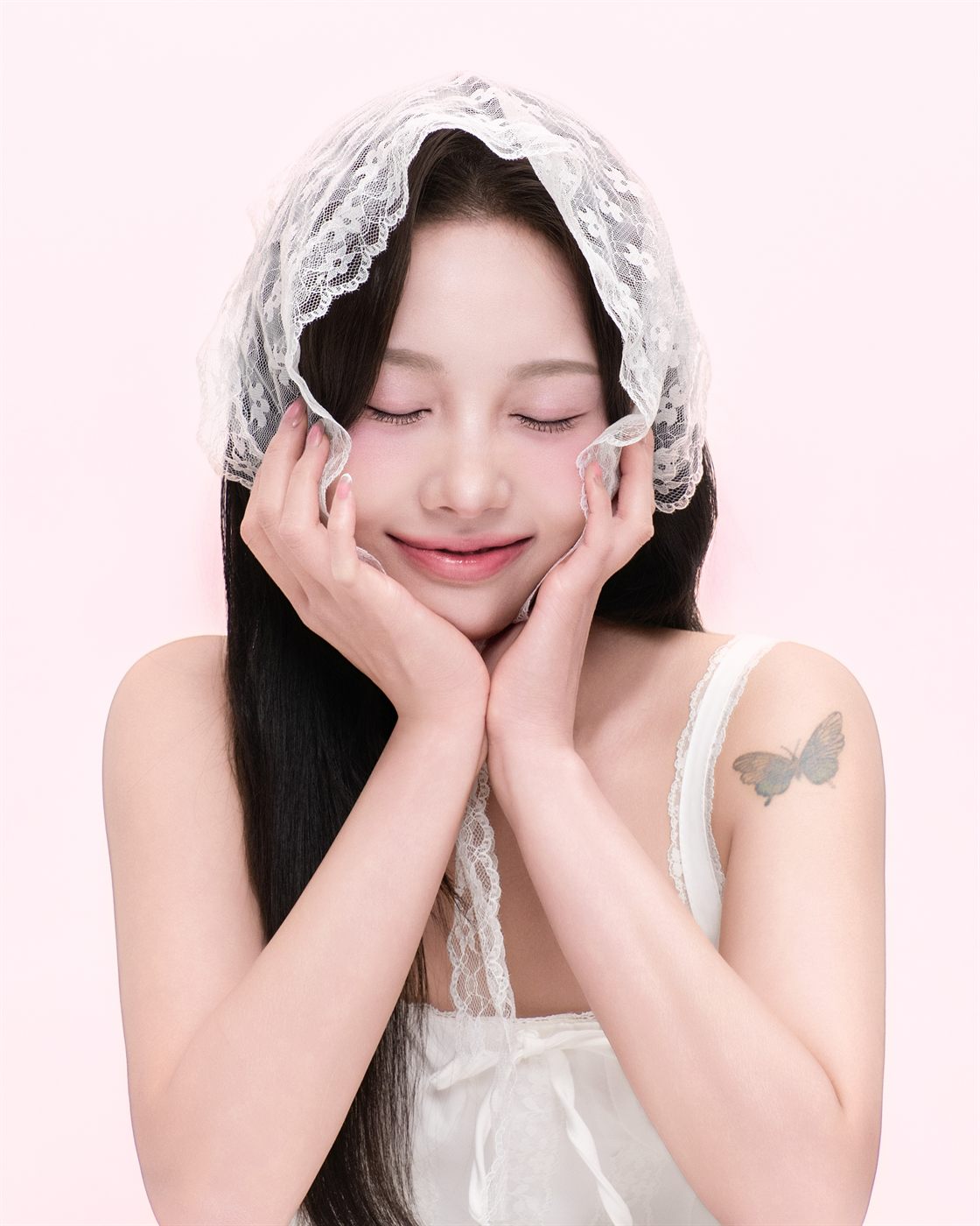 레이스 베일을 쓰고 눈을 감은 신부 메이크업