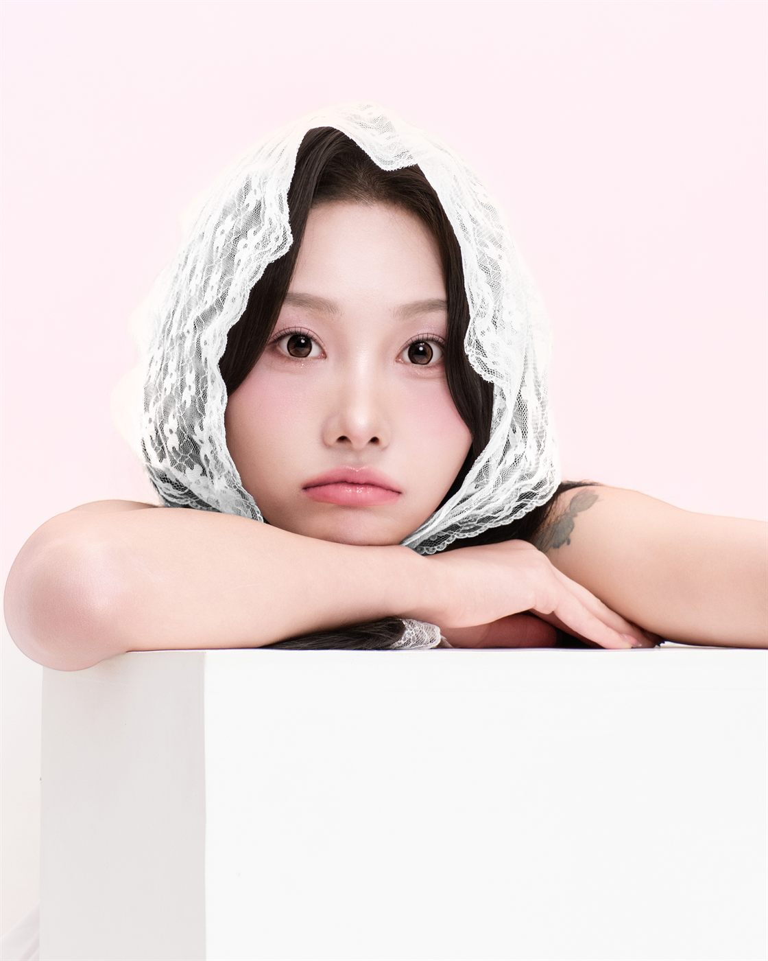 레이스 베일을 쓴 채 정면을 바라보는 신부 메이크업